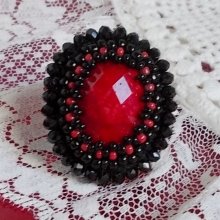 Anello Midnight in Paris ricamato con un cabochon rosso sfaccettato e perle nere rotonde